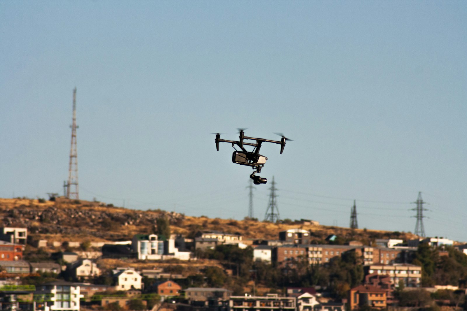 Drone équipé d'une caméra en vol au-dessus d'une ville