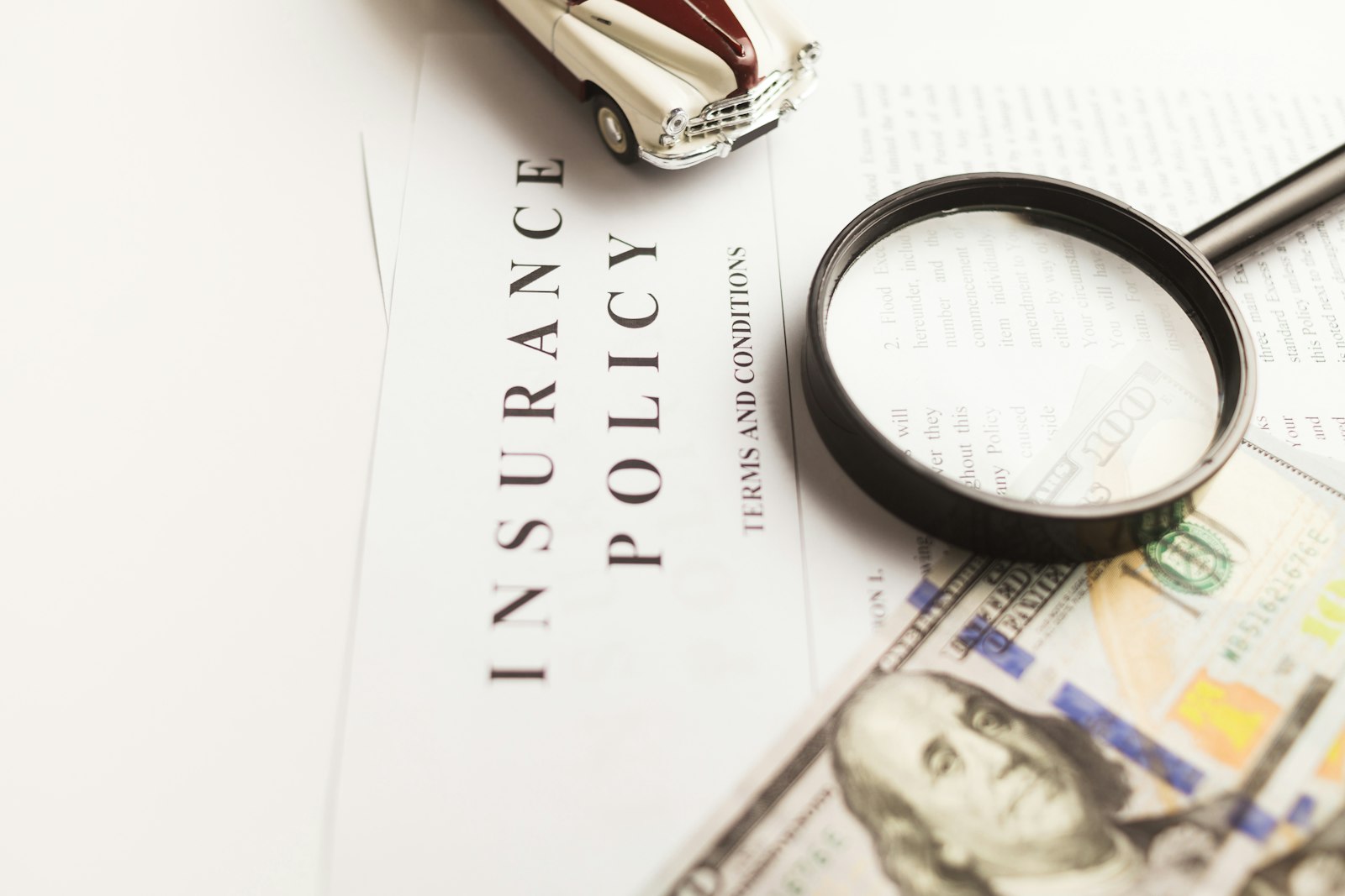 Loupe posée sur un contrat d'assurance