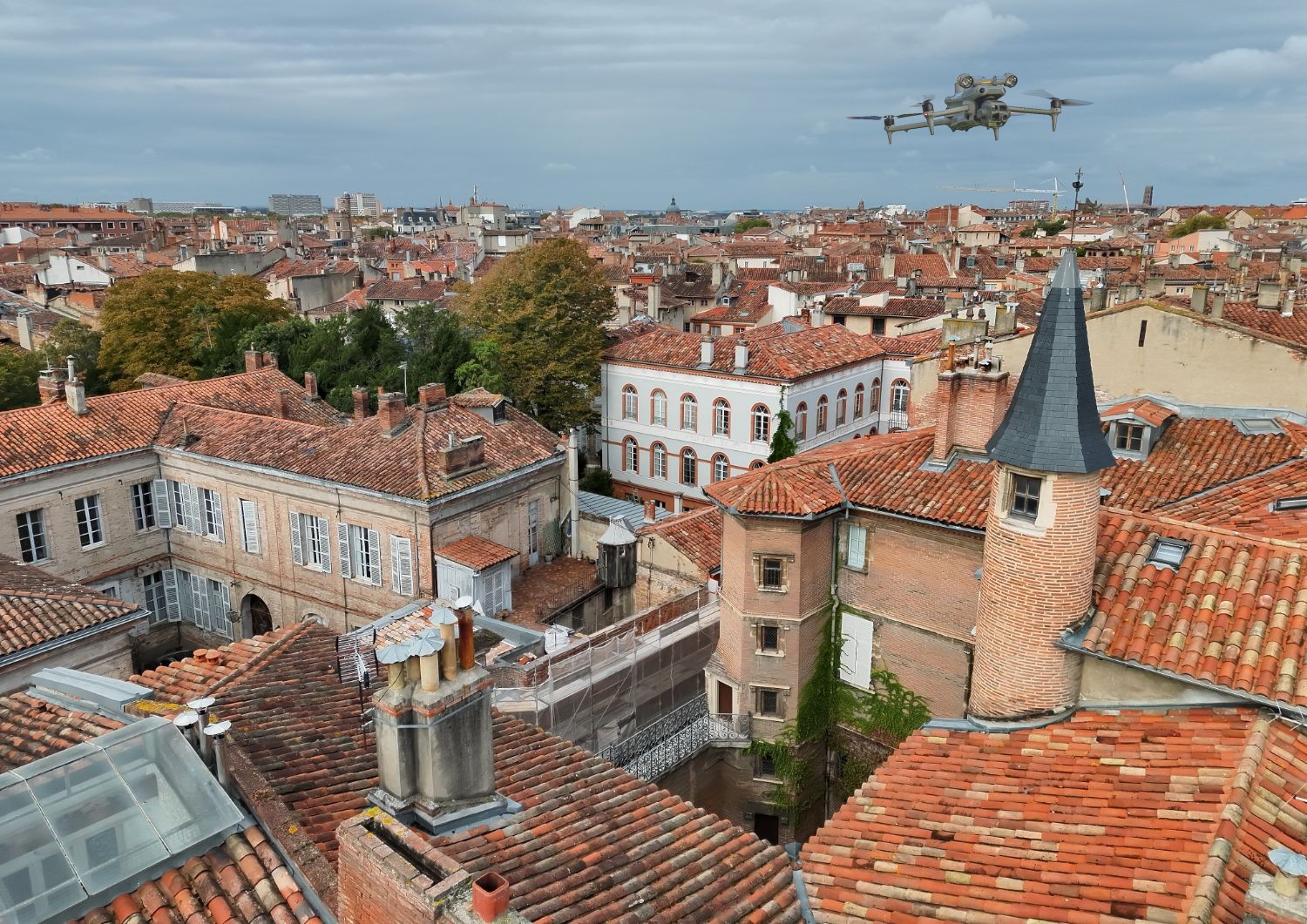 Drone DJI Matrice 4T en vol au-dessus des toits de Toulouse
