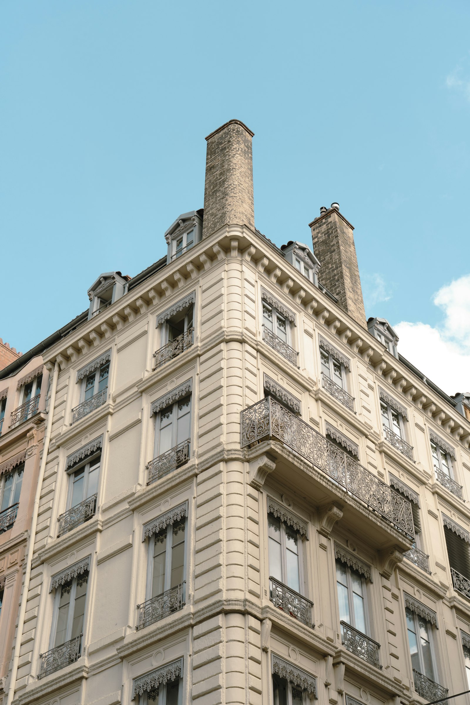 Façade d'un immeuble ancien avec balcons