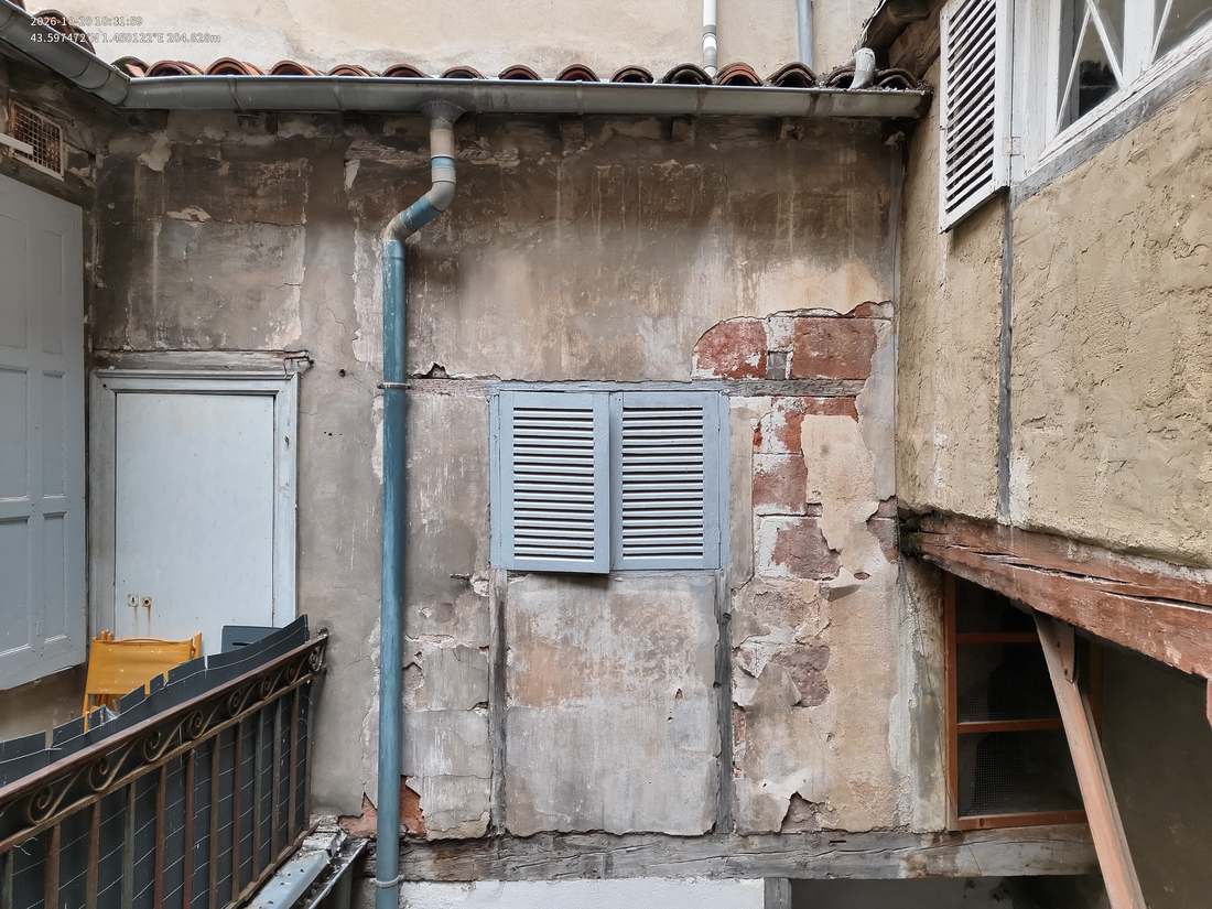 Façade sur cour avec enduit dégradé
