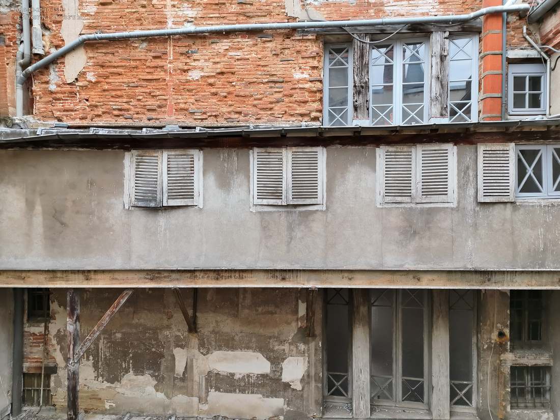 Façade sur cour d'un immeuble ancien vue par drone