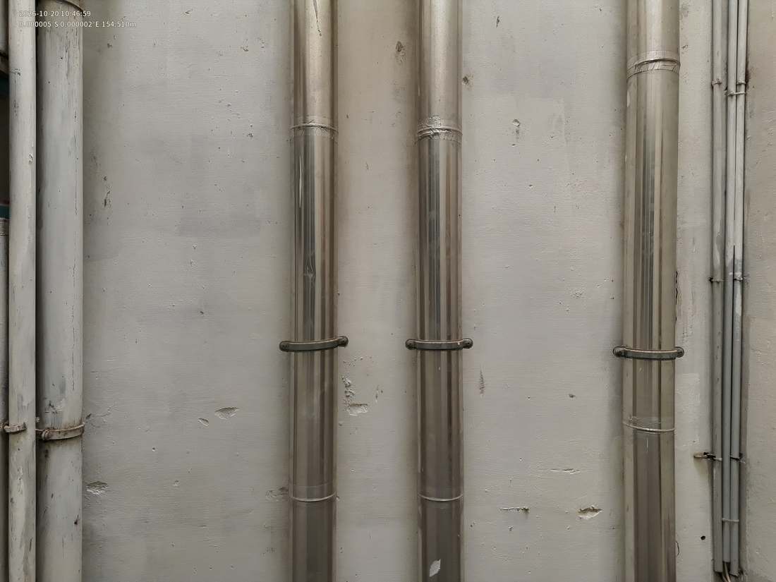 Mur d'un puits de lumière étroit avec descentes et conduits
