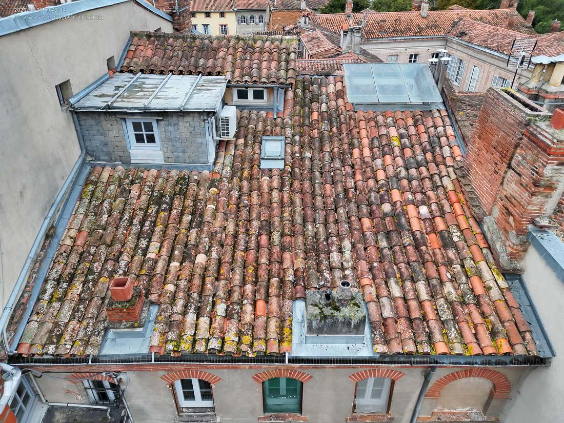 Toiture en tuiles canal avec lucarnes et cheminées