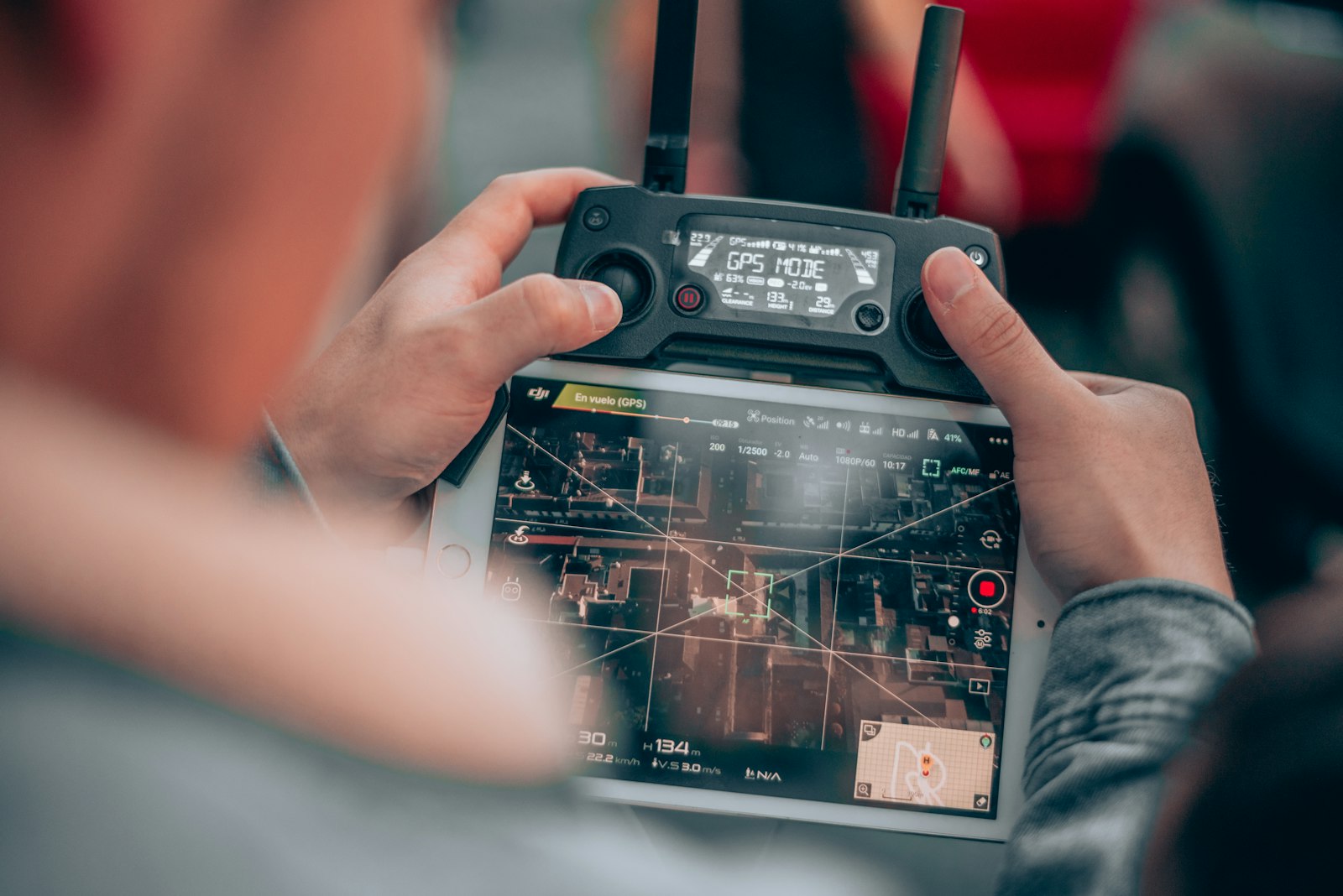 Télépilote tenant la radiocommande d'un drone professionnel