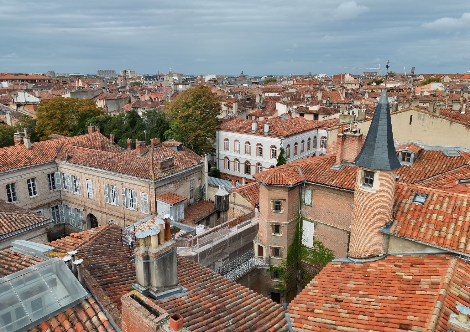 Toits de tuiles du centre de Toulouse vus du ciel